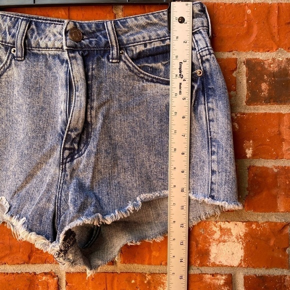 BDG Womens 26 Bree High Rise Blue Acid Wash Cut Off Cheeky Jeans Shorts - Picture 6 of 7